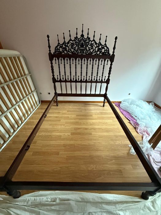 Cama de casal de madeira (estilo antigo)
