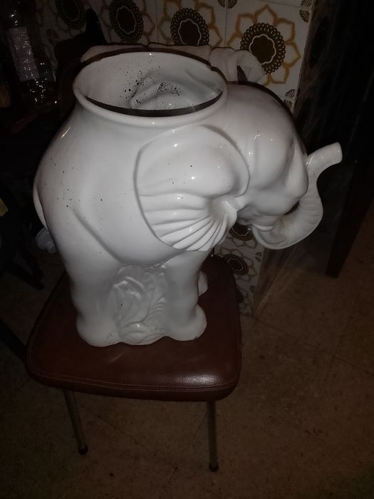 Vaso//Elefante em Louça branca