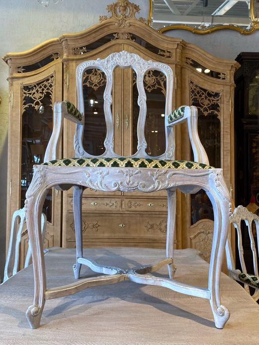 Zabytkowe krzesla ludwikowskie