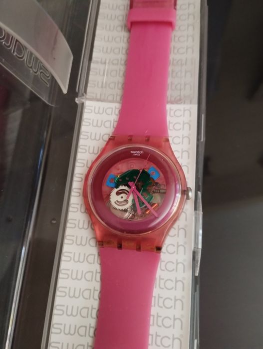 Relógio da Swatch cor de rosa com caixa