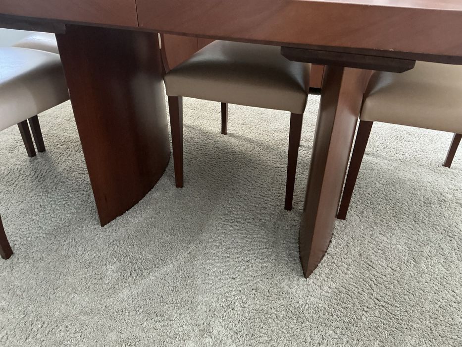 Mesa em madeira maciça de cerejeira e cadeiras em pele.