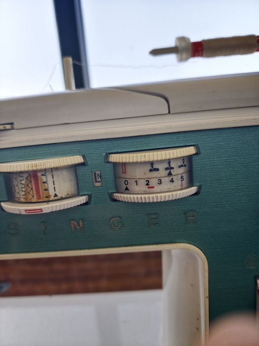 Máquina de costura Singer com móvel incluído