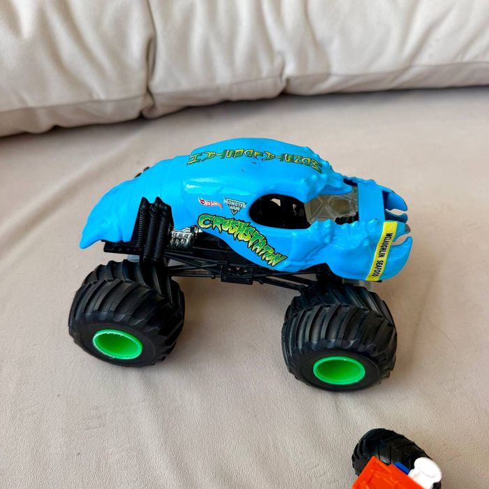 Дитячі Hot Wheels монстертраки та спецтехника
