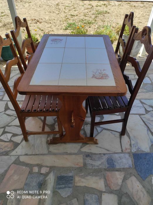 mesa de azulejos e cadeiras