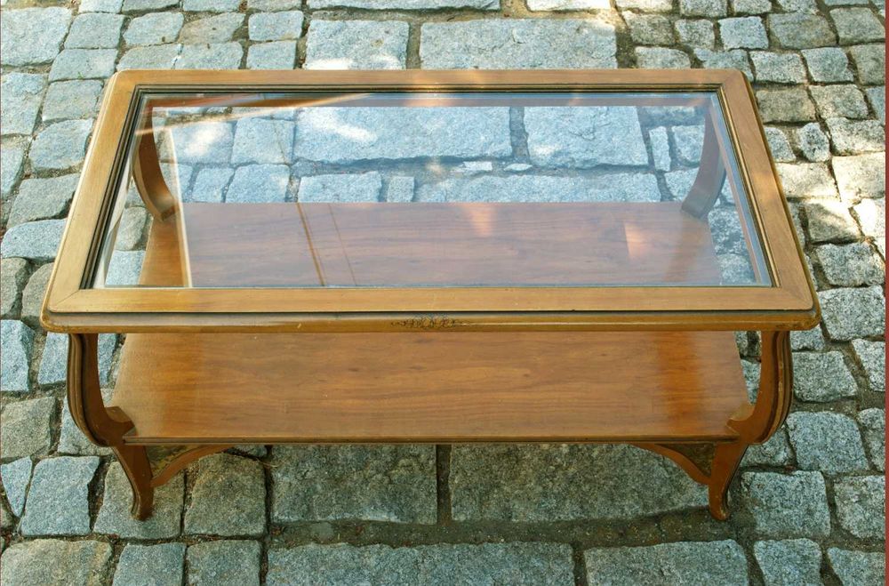 Mesinha em madeira de nogueira com tampo de vidro