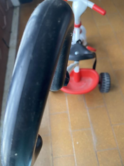 Triciclo com pedais para criancas pequena usado mas em bom estado