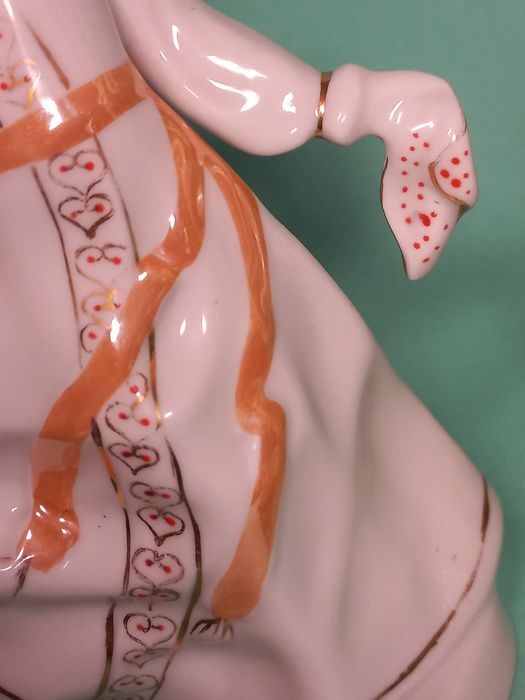 Статуэтка фарфоровая.