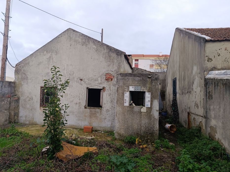 2 casas para reconstruir, com logradouro