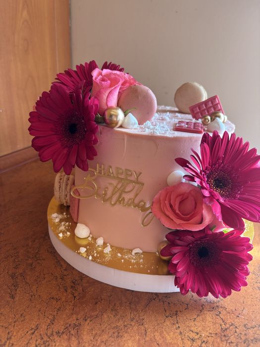 Torty artystyczne na zamówienie i deserki w kubeczkach.