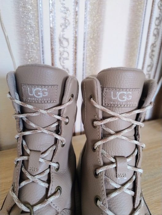 черевики моделі UGG Yose Boot