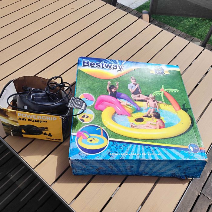 Piscina insuflável infantil, com bomba para encher