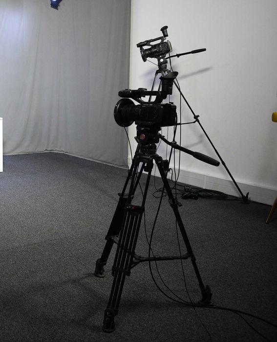 Kit Estúdio Panasonic 4K AG-UX180 - 3 câmaras + tripés