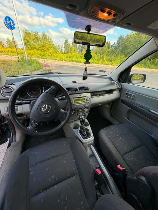 samochód osobowy mazda 2
