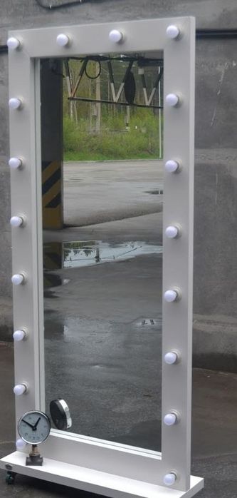 Косметичне дзеркало макіяжне підлогове з підсвічуванням на підставці.