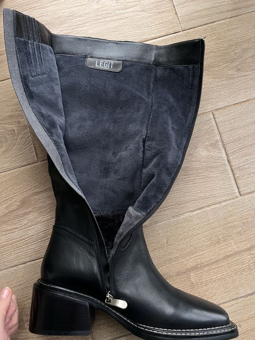 Нові шкіряни чоботи