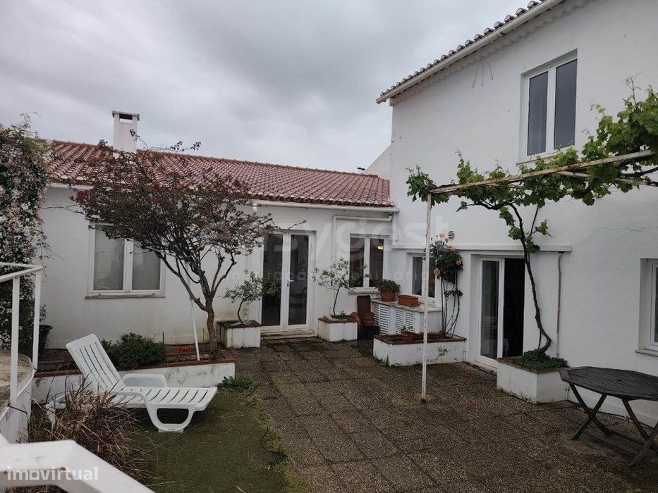 Moradia T8 com piscina localizada em Aljustrel