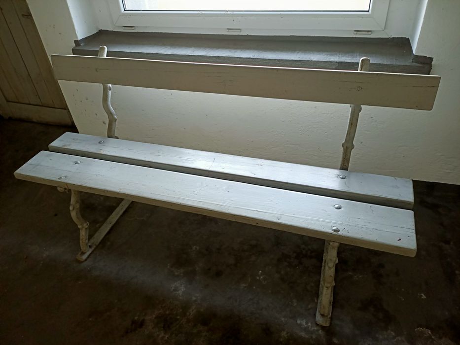 Ładna ławka ogrodowa