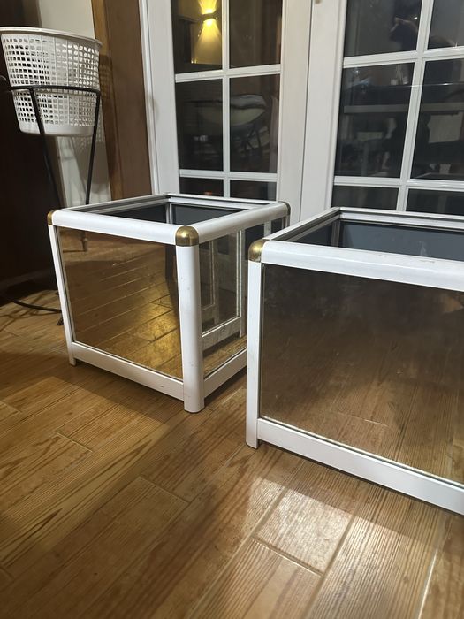 Floreiras lacadas a branco e ouro, com espelho fosco.