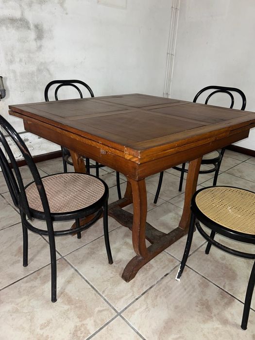 Mesa retangular com 4 cadeiras