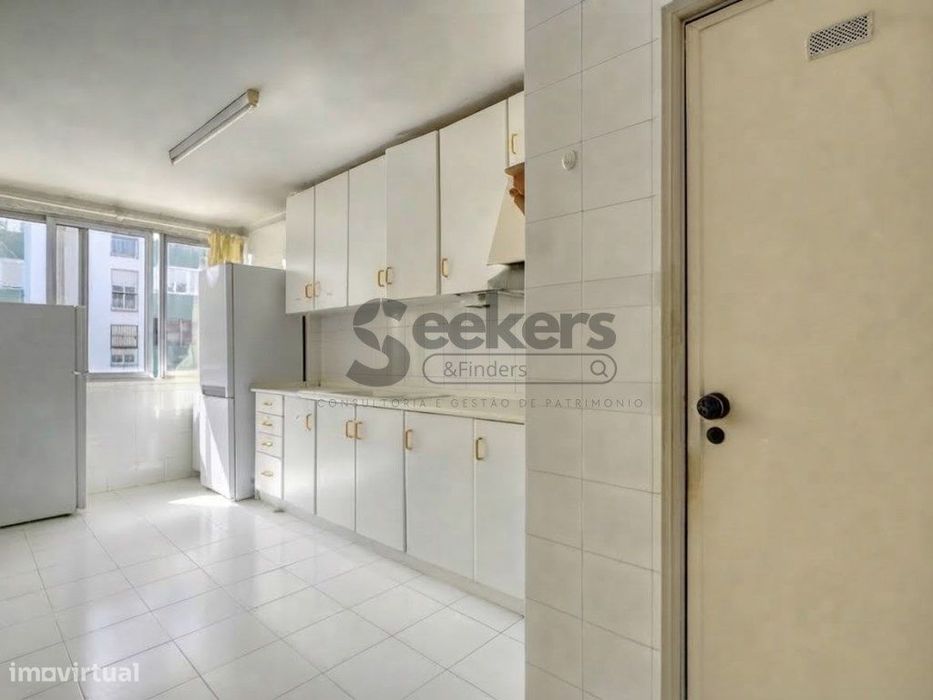Oportunidade em Cascais! T3 (ex-T4) com Amplas Áreas e Potencial Ún...