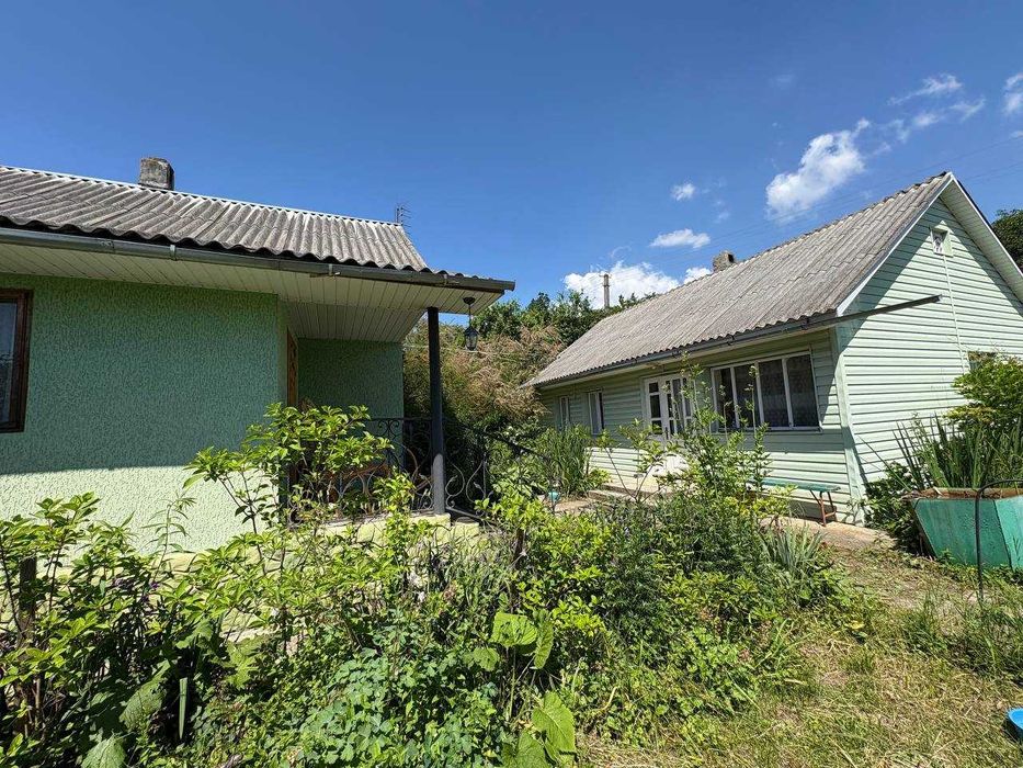 15км від центра чернівців Продам домоволодіння з двома житловими будинками на 50 сотках землі  Чернівецька область, Чернівецький район, с. Кут