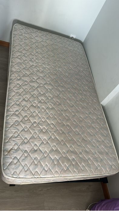 Cama de solteiro com colchao