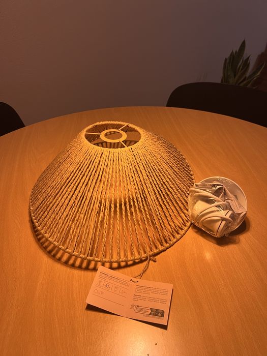 Candeeiro de teto em palha.