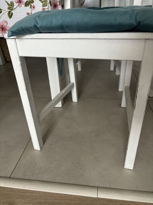 Krzesla i stol stylizowane na prowansalski styl