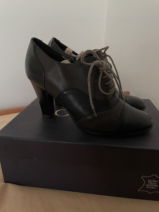Buty na obcasie z wiązaniem