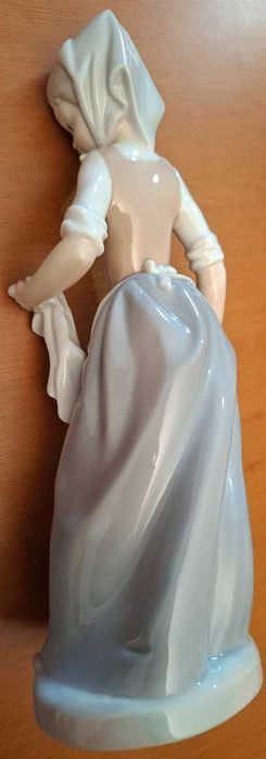 Menina Lavadeira, peça em porcelana LLADRÓ