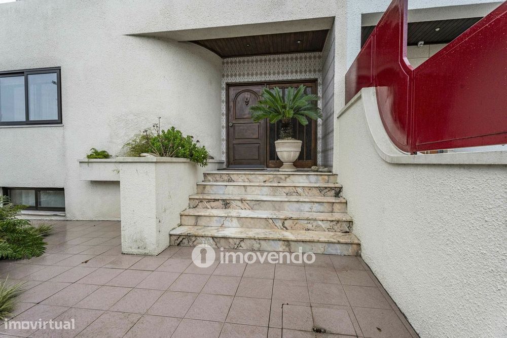Moradia T4 com áreas amplas, garagem e jardim, na Maia