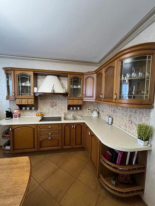 Кухня дубова з технікою в хорошому стані