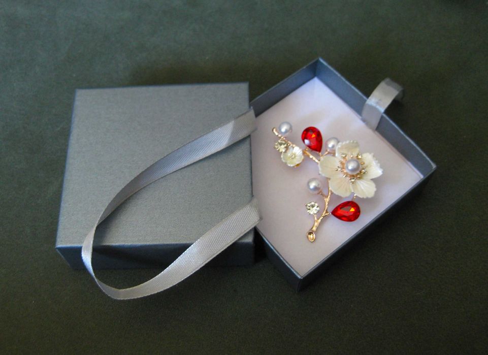 Alfinete/ Broche/ Pregadeira Flor c/ Perolas e Cristais Vermelhos NOVO