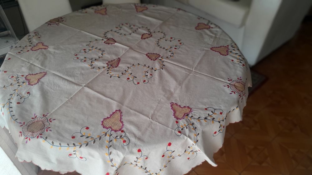 Vendo toalha bordada de cor beje forte