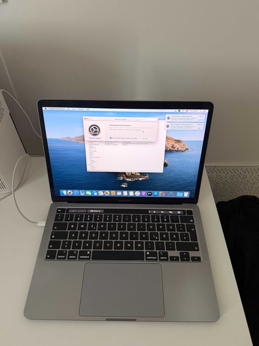 MacBook Pro 2020, 13", Intel Chip, 8GB RAM, 256 GB, Teclado alemão