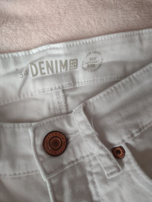 Białe spodenki jeansowe