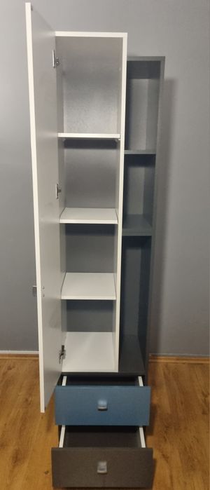 Zestaw mebli młodzieżowych po dziewczynie.