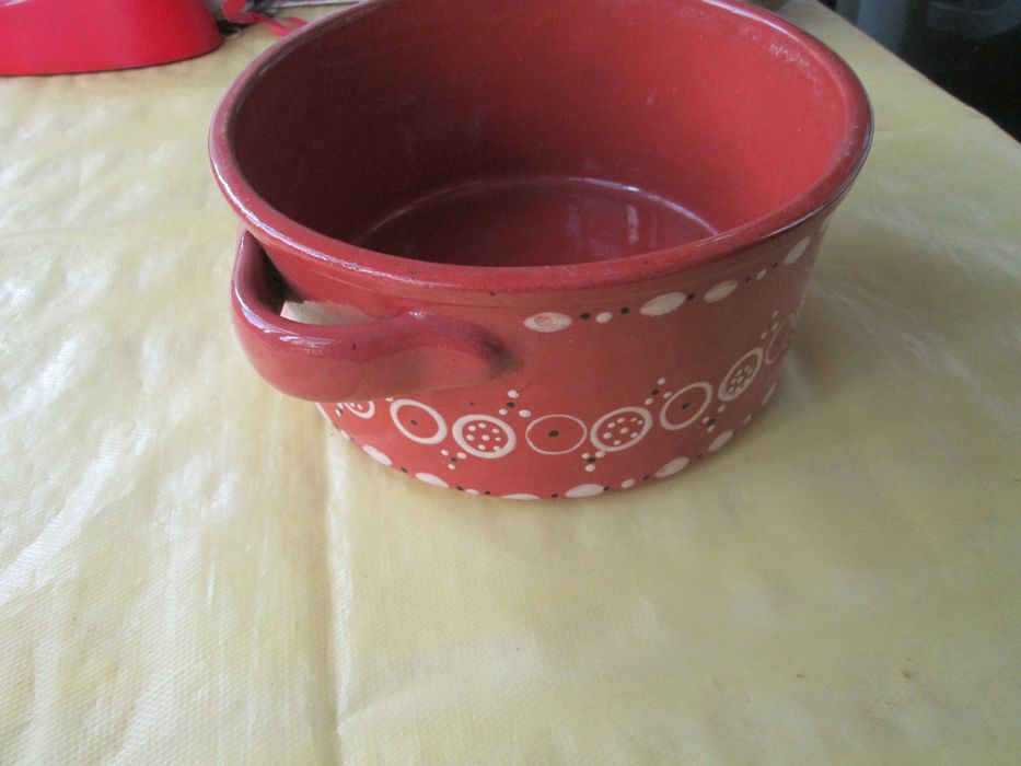 4 estatuetas, 1 jarrão, 1 torre Eiffel e panela barro de ir ao forno