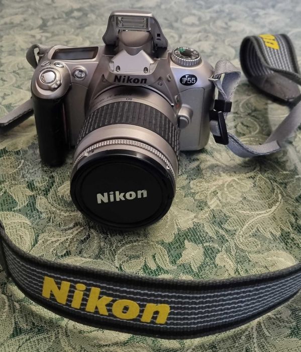 Vendo máquina fotográfica Nikon F55D de rolo, com saco de transporte.