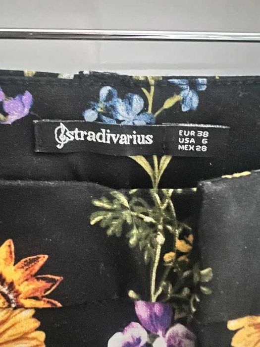 Eleganckie spodnie cygaretki Stradivarius 38 M w kwiaty