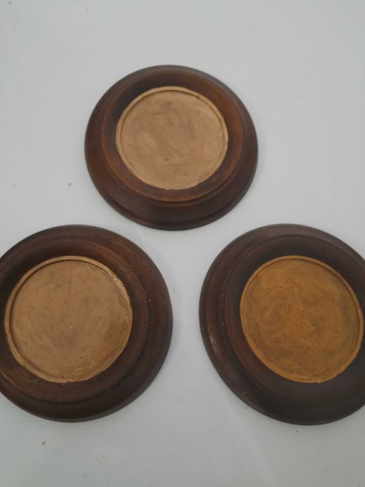 Três molduras de parede em Madeira. Antigas.