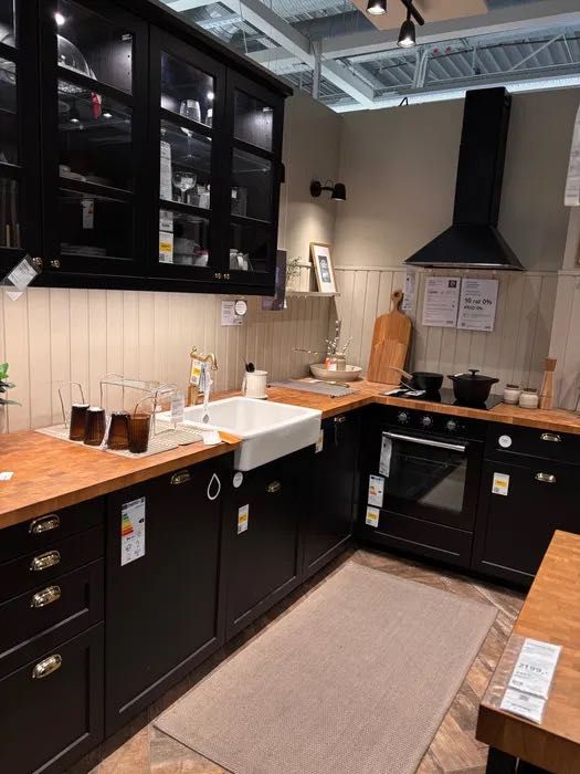 Meble kuchenne górne i witryna IKEA Metod czarne złote dodatki szklane