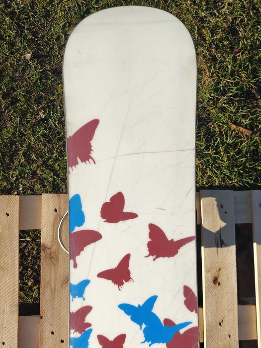 Atom Wild Butterffly 142 + wiązania Roxy - deska snowboardowa