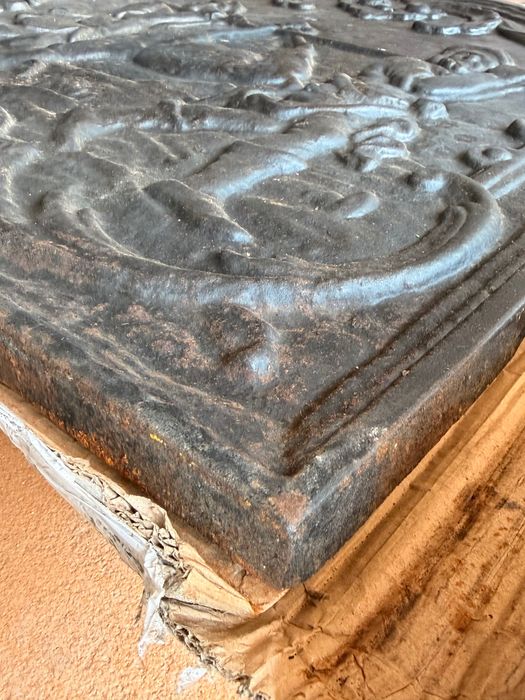 Placa Antiga de Lareira em Ferro Fundido – Cena de Caça (Sob Proposta)