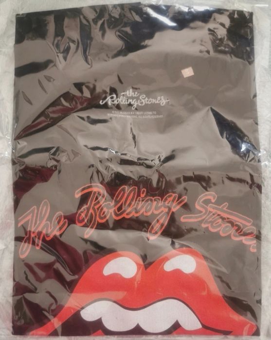 T-shirt preta com estampagem