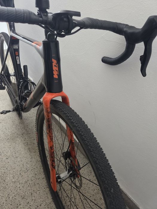 Bicicleta Gravel, KTM, Carbono, ano 2022, rodas DT swiss, Mono prato; cassete 10-50; prato pedaleiro 42 dentes,
