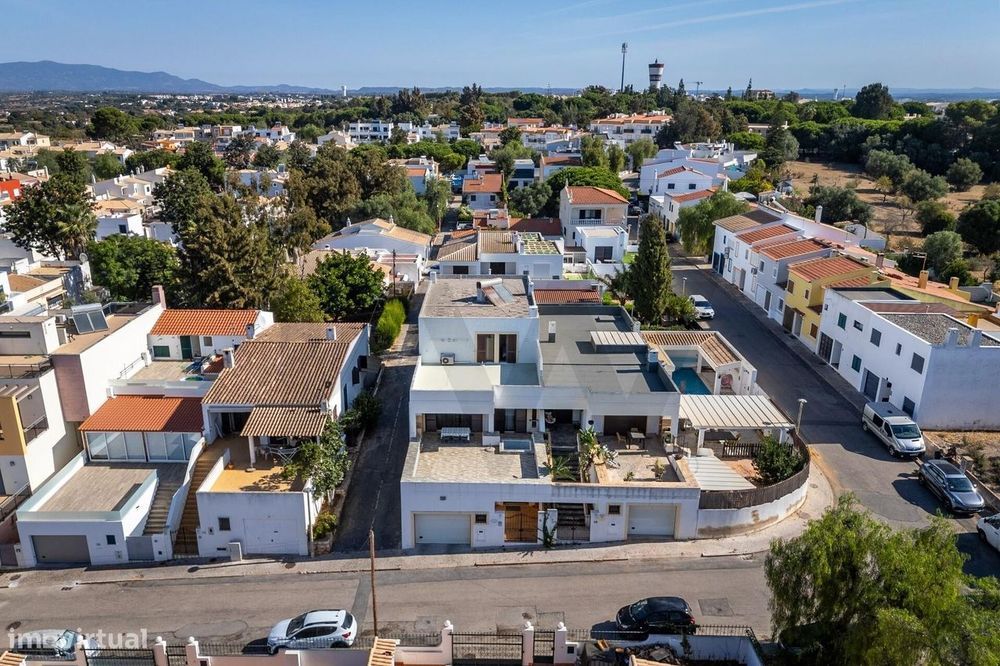 Excelente Moradia T4 com 438 m2 de Área de Construção em Alvor – Urb.