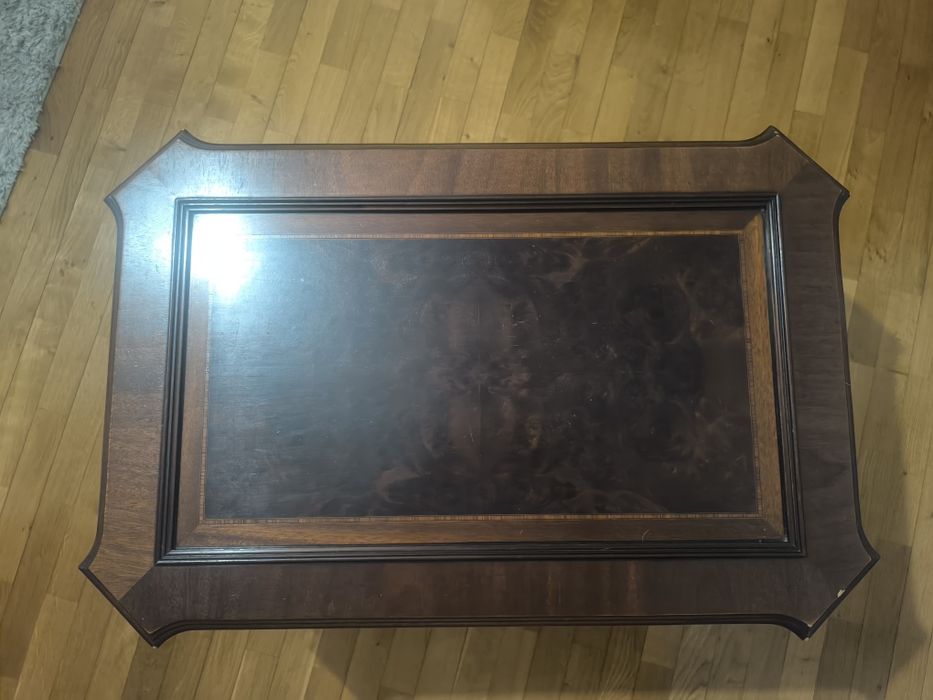 Mesa de centro clássica em madeira – elegante e robusta
