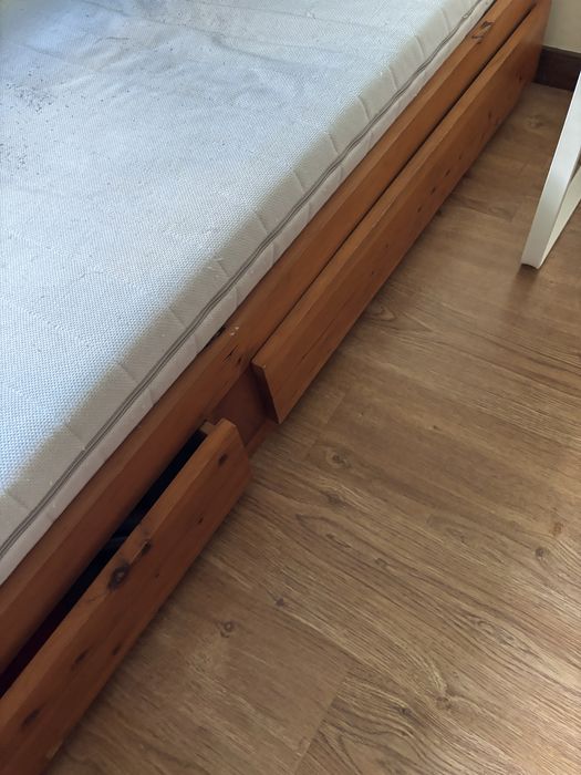 Cama solteiro com duas gavetas, sem colchão.