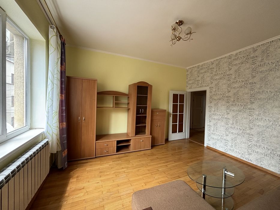 Трикімнатна квартира подобово біля собору